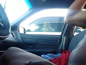 Desnudándose en la h ...